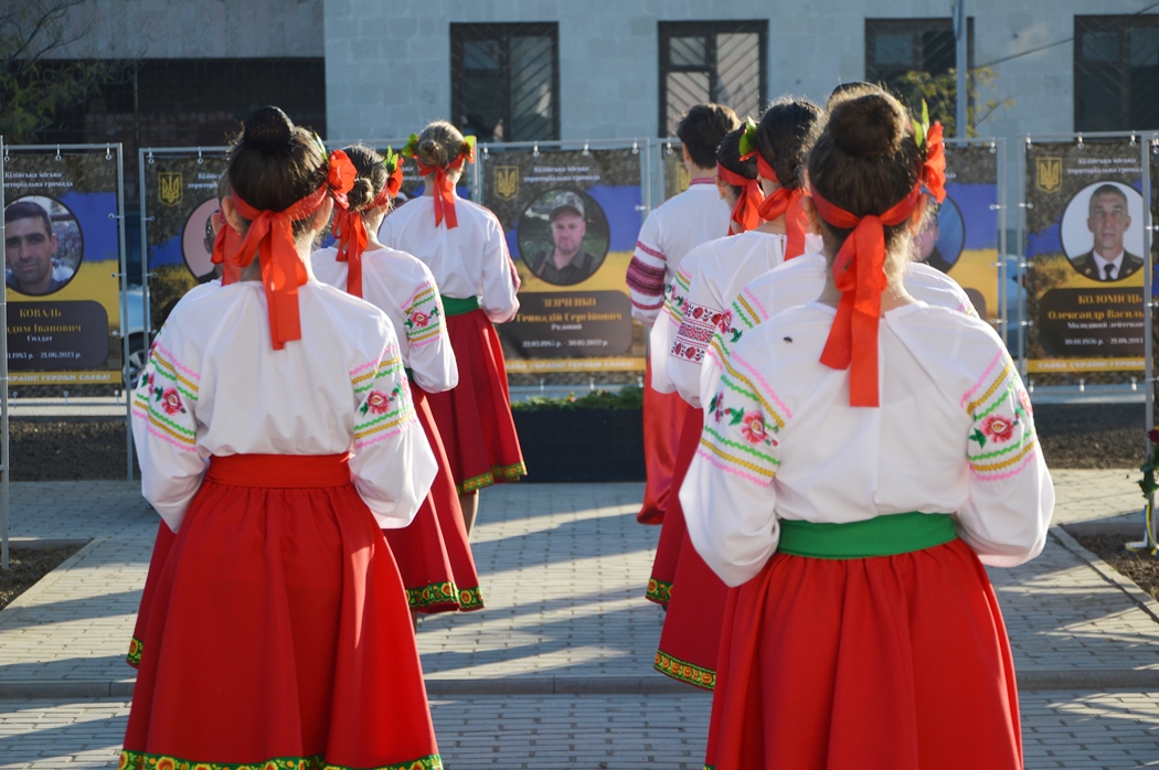 Сльози були на очах у кожного - в Кілії до Дня міста урочисто відкрили "Алею Слави"