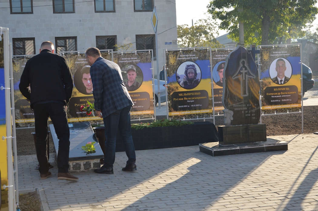 Сльози були на очах у кожного - в Кілії до Дня міста урочисто відкрили "Алею Слави"