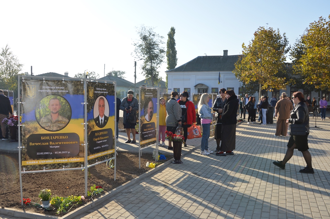 Сльози були на очах у кожного - в Кілії до Дня міста урочисто відкрили "Алею Слави"