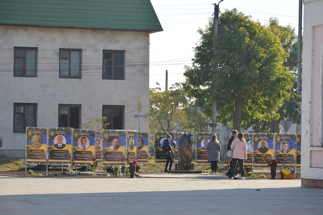 Сльози були на очах у кожного - в Кілії до Дня міста урочисто відкрили "Алею Слави"