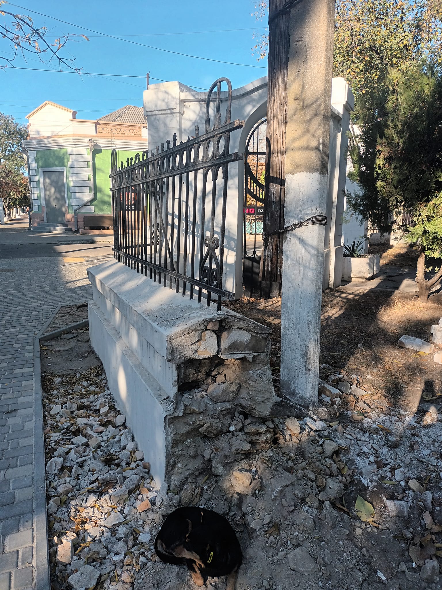 «Ляпали», мазали й розвалили: у Білгороді-Дністровському назрів черговий скандал навколо ремонту сумнозвісного забору Михайлівського скверу