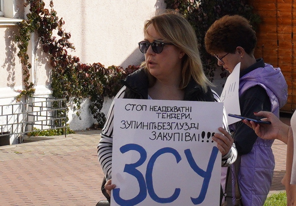 Депутат Белгород-Днестровского горсовета вышла на пикет против "бессмысленных" расходов бюджетных средств. В ответ мэр упрекнул ее в годовых прогулах.