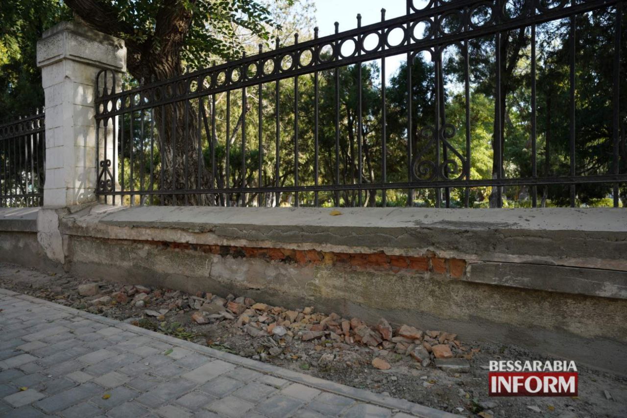 «Ляпали», мазали й розвалили: у Білгороді-Дністровському назрів черговий скандал навколо ремонту сумнозвісного забору Михайлівського скверу