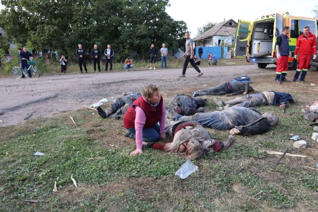 Окупанти атакували кафе та магазин на Харківщині: жертв майже півсотні, серед яких шестирічний хлопчик (фото 18+)