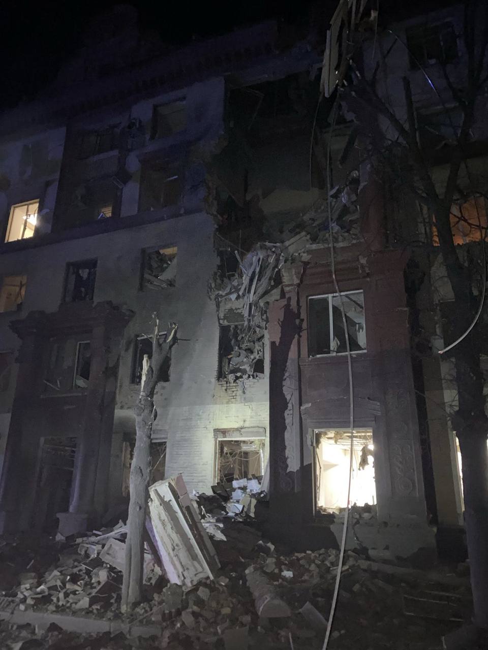 Российские войска ночью ракетами атаковали Запорожье: есть попадания в многоэтажку, раненые и погибшие