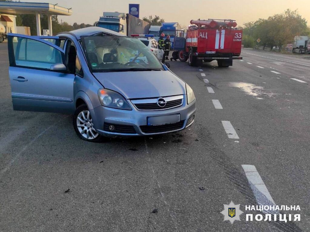 «Opel» зіткнувся з вантажівкою на трасі Одеса-Рені: водійка легковика у реанімації. Дорога частково перекрита