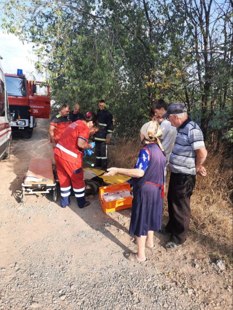 В Татарбунарском обществе спасатели вместе с местными жителями помогли мужчине выбраться из глубокого колодца