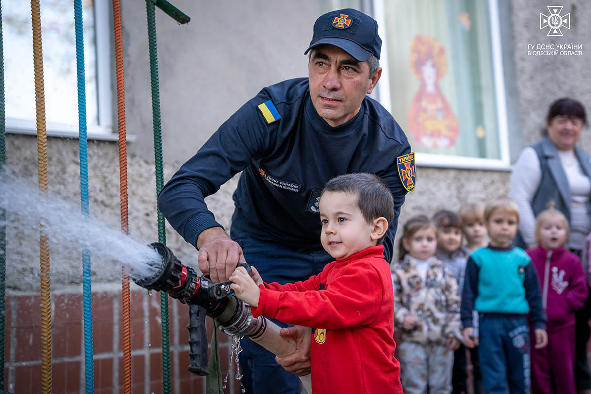 Воспитанники одного из детсадов Аккермана покидали помещение в дыму вместе с пожарными