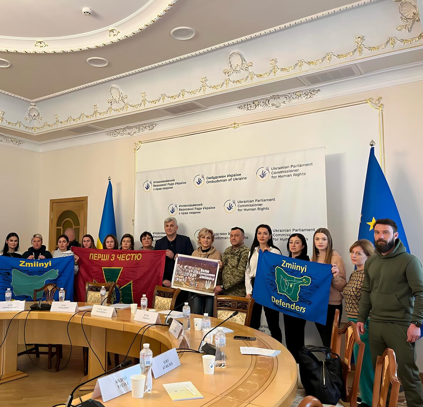 Родные пленных Защитников Змеиного подарили часы в форме острова ответственными за обмены в Киеве
