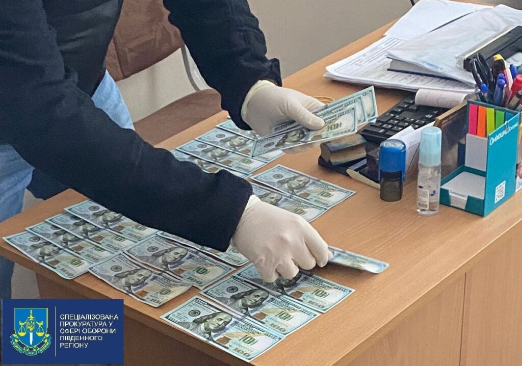 Вимагав з військового 5,5 тисяч доларів за довідку про хворобу: на Одещині затримали лікаря-хабарника