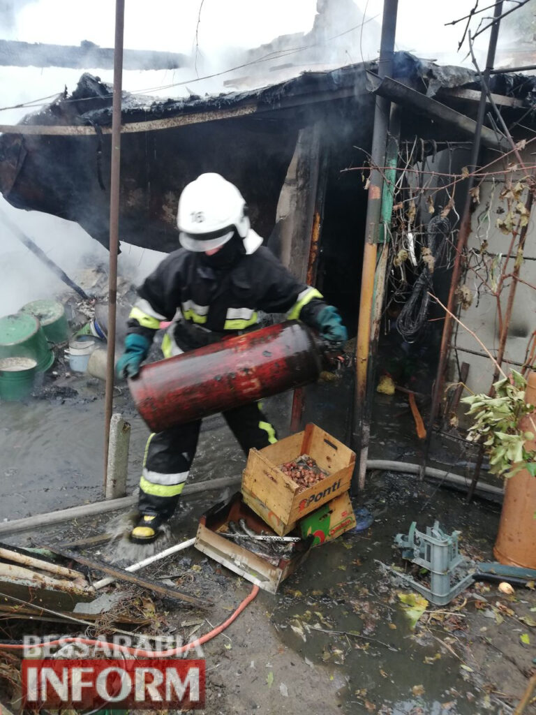 Чудом не случилось беды: в Аккермане спасатели вынесли девять газовых баллонов во время тушения пожара в доме