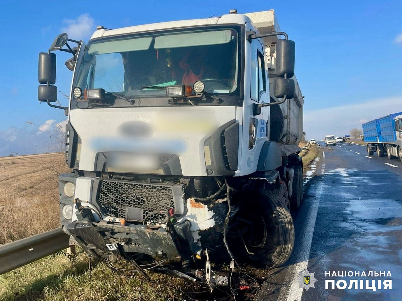 Смертельное ДТП в Одесской области: из-за скользкой после дождя дороги легковушка столкнулась с грузовиком