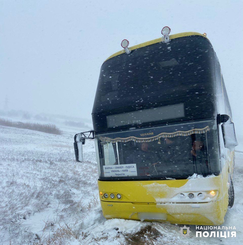 Автобусы и автомобили в кювете, опрокинутые фуры и заблокированные "скорые": Одещина под натиском стихии