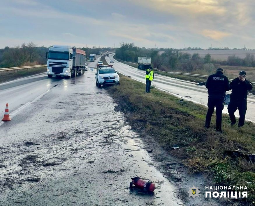 Смертельна ДТП на Одещині: через слизьку після дощу дорогу легковик зіткнувся з вантажівкою