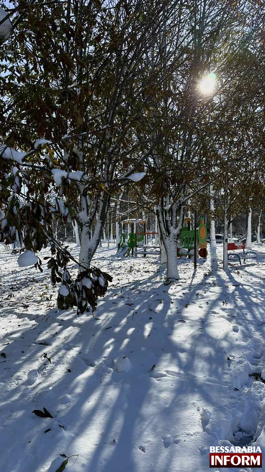 Зима в Ізмаїлі: попри зламані дерева та дроти, на вулицях лунає дитячий сміх