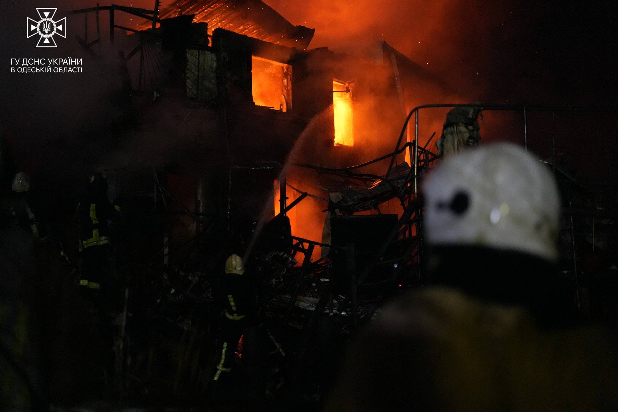 Одеські рятувальники показали кадри ліквідації наслідків ворожої атаки (фото)