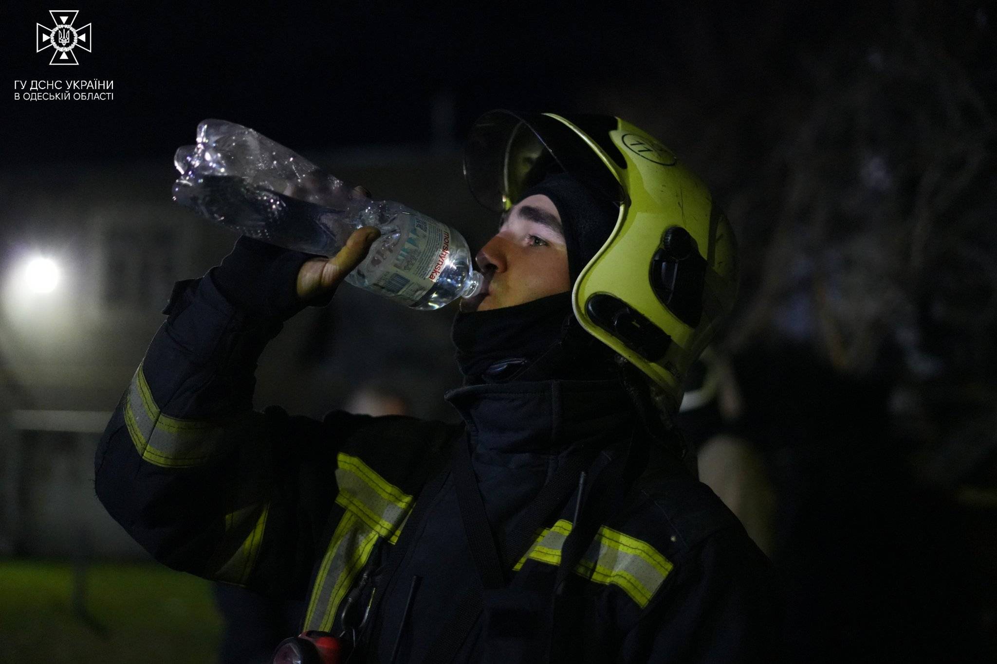 Одеські рятувальники показали кадри ліквідації наслідків ворожої атаки (фото)