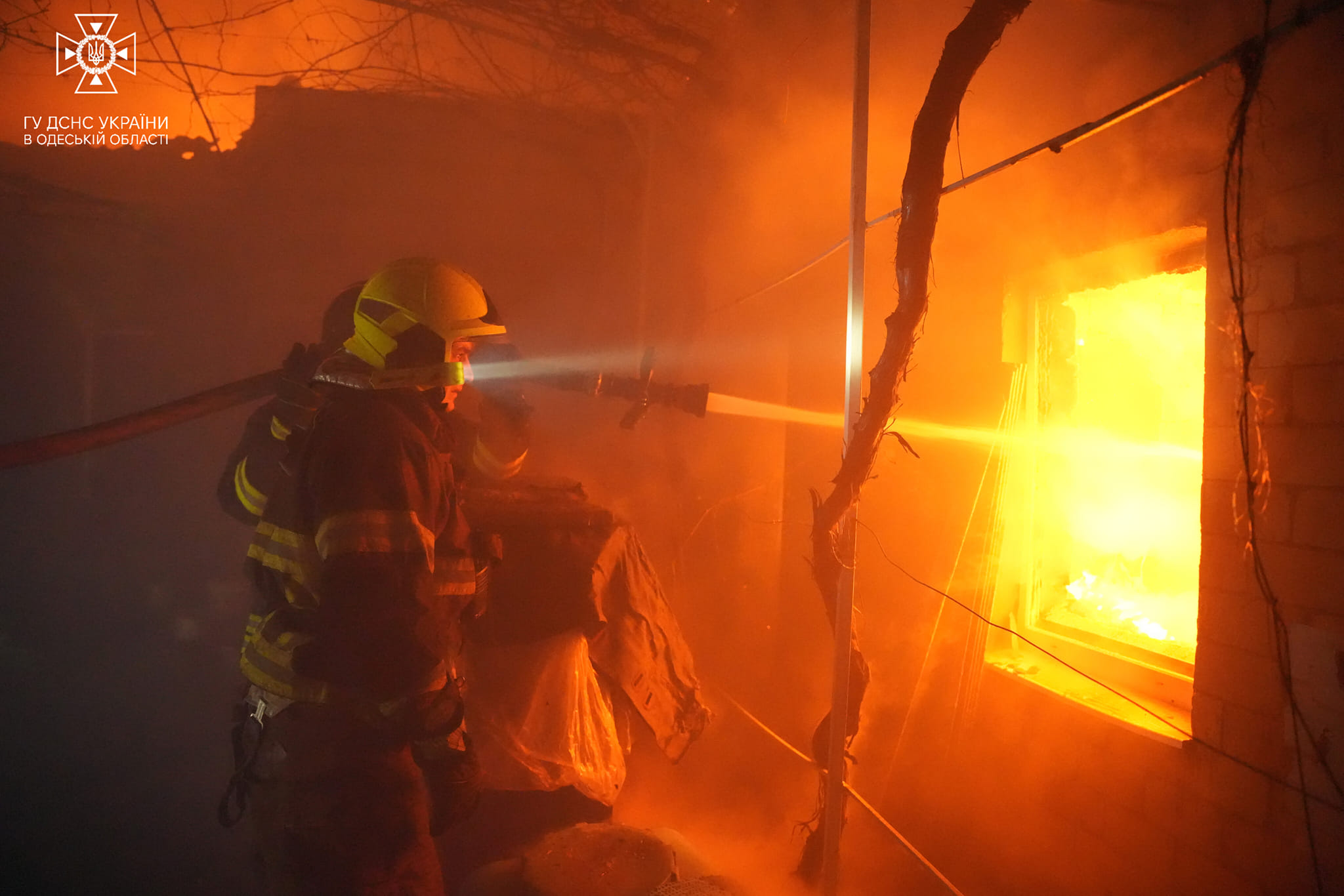 Резонансна пожежа на Одещині: полум’я охопило 250 кв.м будівлі ─ фото