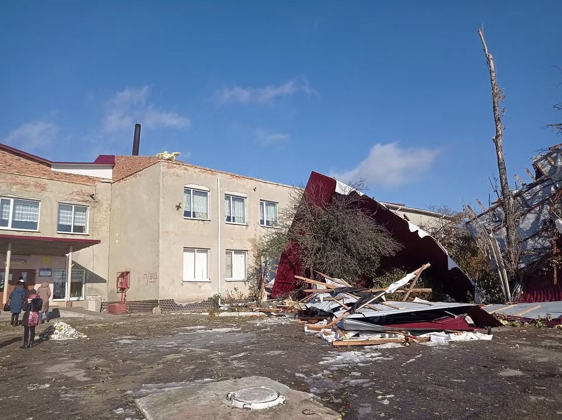 На Болградщине в одном из лицеев во время непогоды сорвало крышу: работает комиссия
