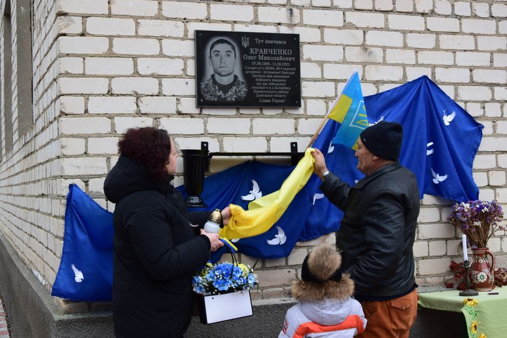 В Саратской общине ко Дню Вооруженных сил Украины открыли несколько мемориальных табличек с именами Героев