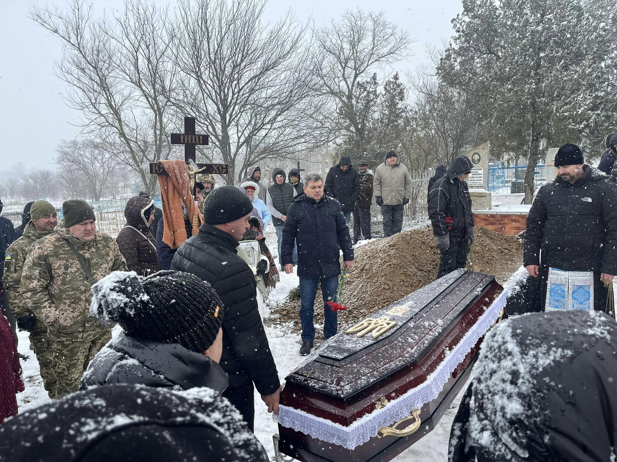 Сиротами залишились двоє дітей: на Болградщині в останню путь провели Героя, який загинув у бою