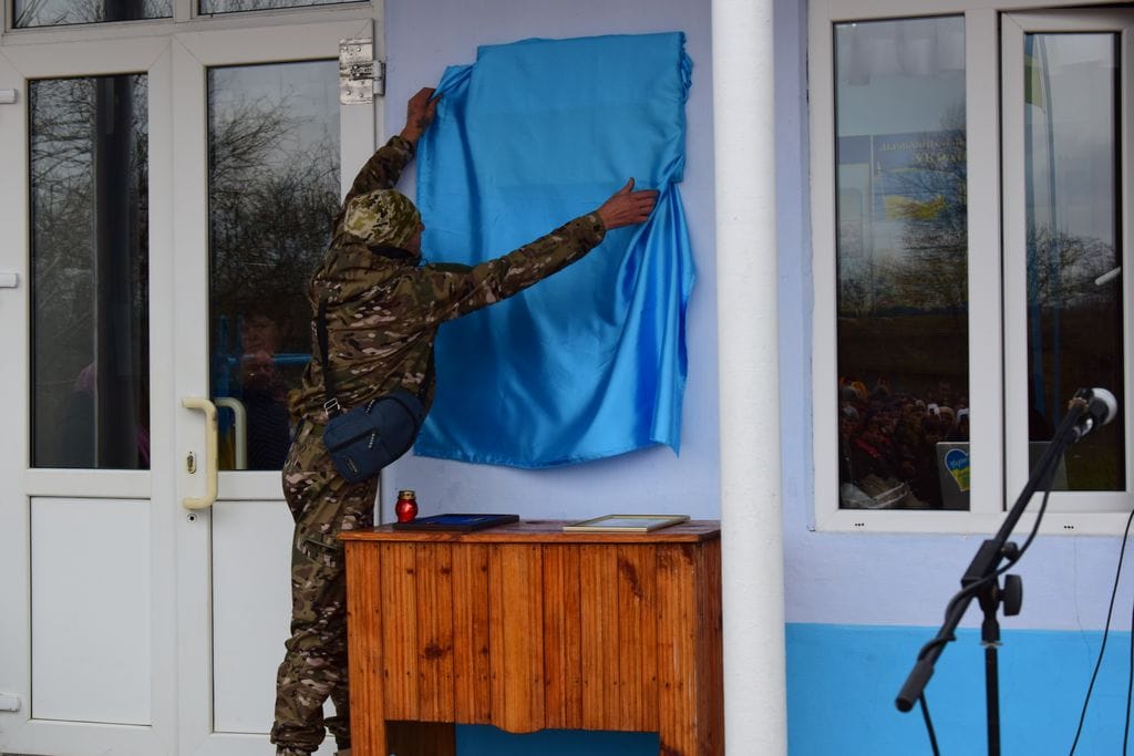 В Саратской общине ко Дню Вооруженных сил Украины открыли несколько мемориальных табличек с именами Героев