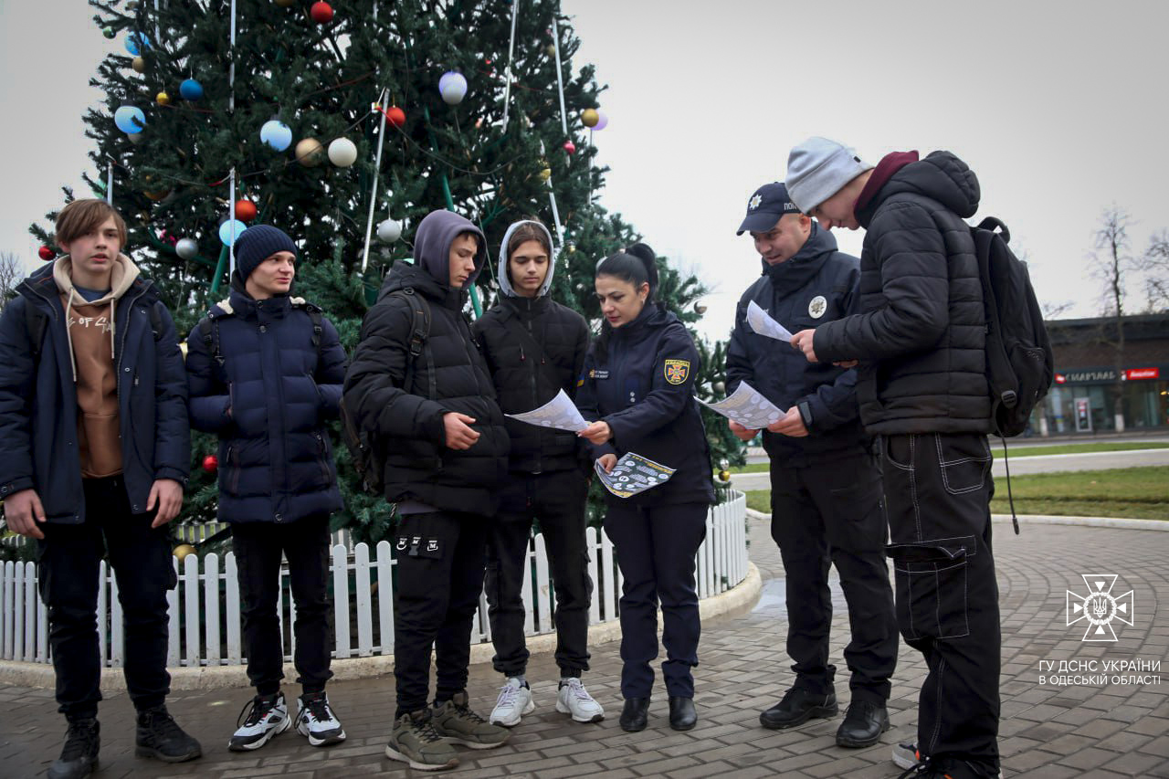 "Прикрашай ялинку безпечно!": в Ізмаїлі патрульні поліцейські та рятувальники спільно провели акцію