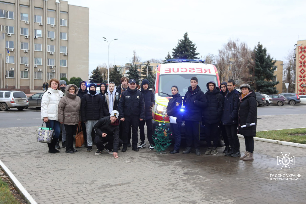 "Прикрашай ялинку безпечно!": в Ізмаїлі патрульні поліцейські та рятувальники спільно провели акцію