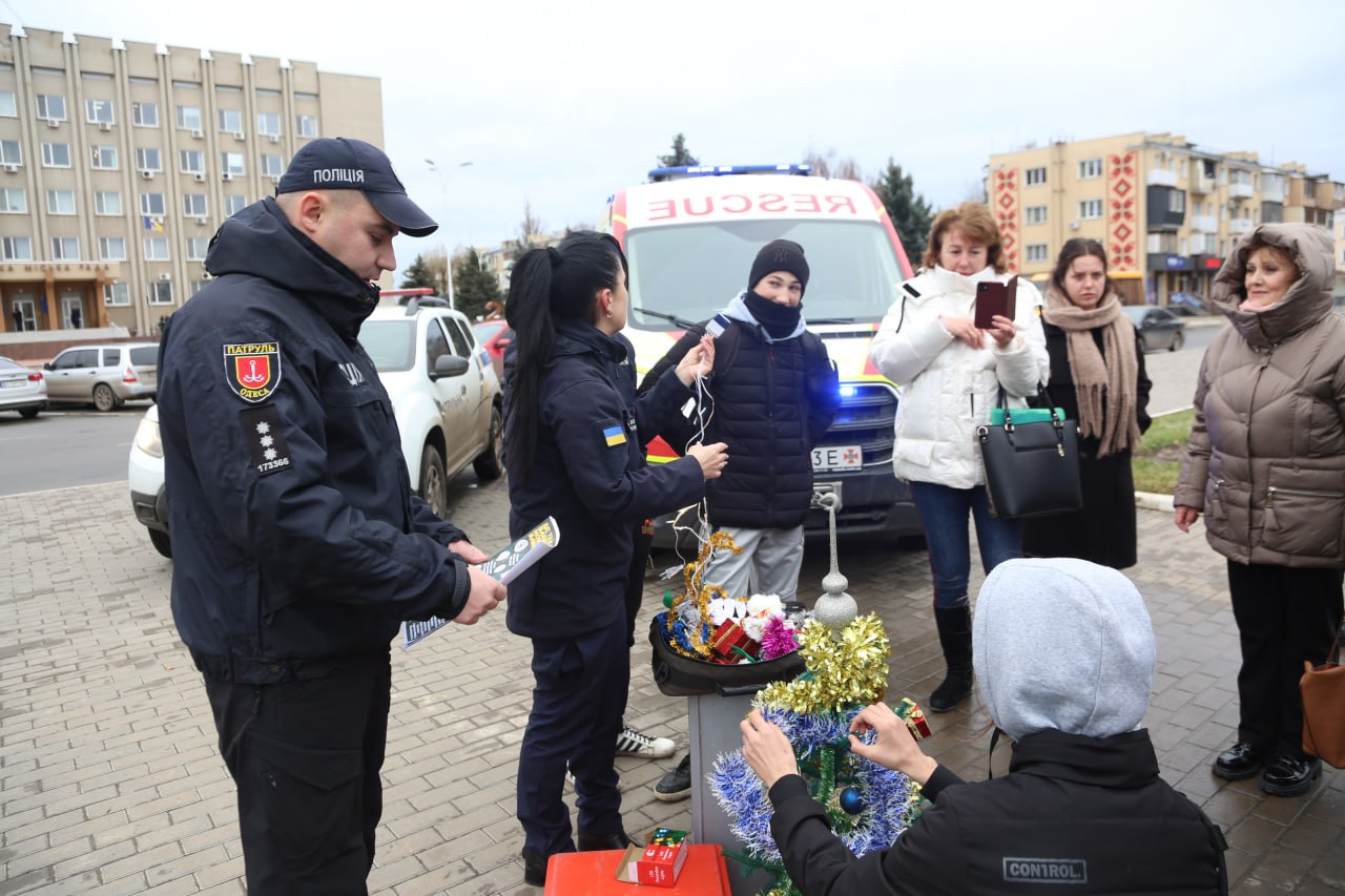 "Прикрашай ялинку безпечно!": в Ізмаїлі патрульні поліцейські та рятувальники спільно провели акцію