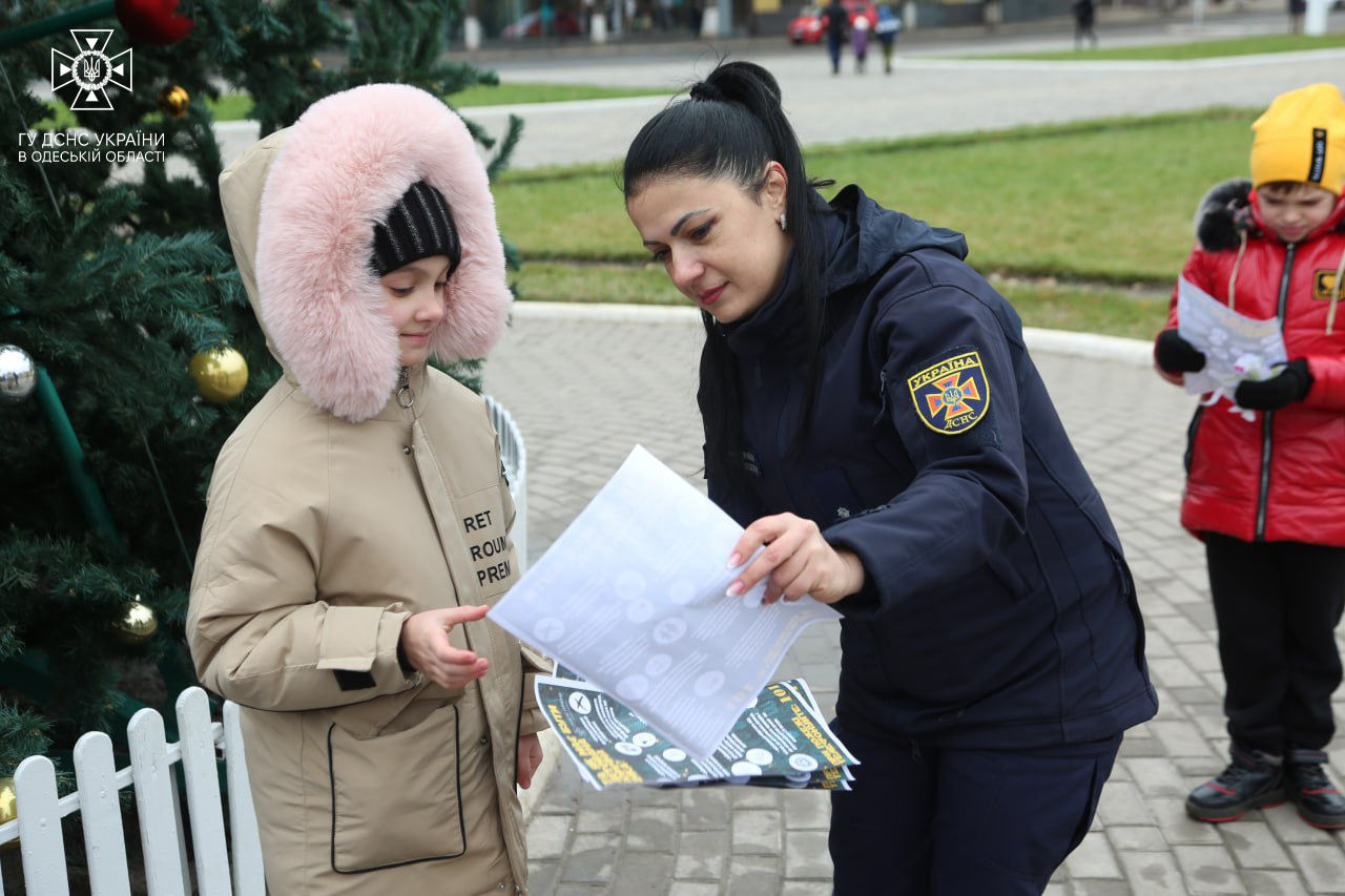 "Прикрашай ялинку безпечно!": в Ізмаїлі патрульні поліцейські та рятувальники спільно провели акцію