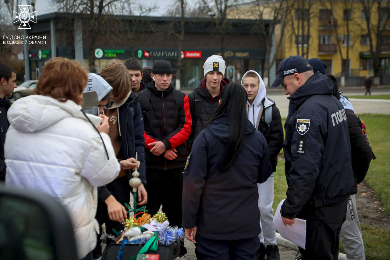 "Прикрашай ялинку безпечно!": в Ізмаїлі патрульні поліцейські та рятувальники спільно провели акцію