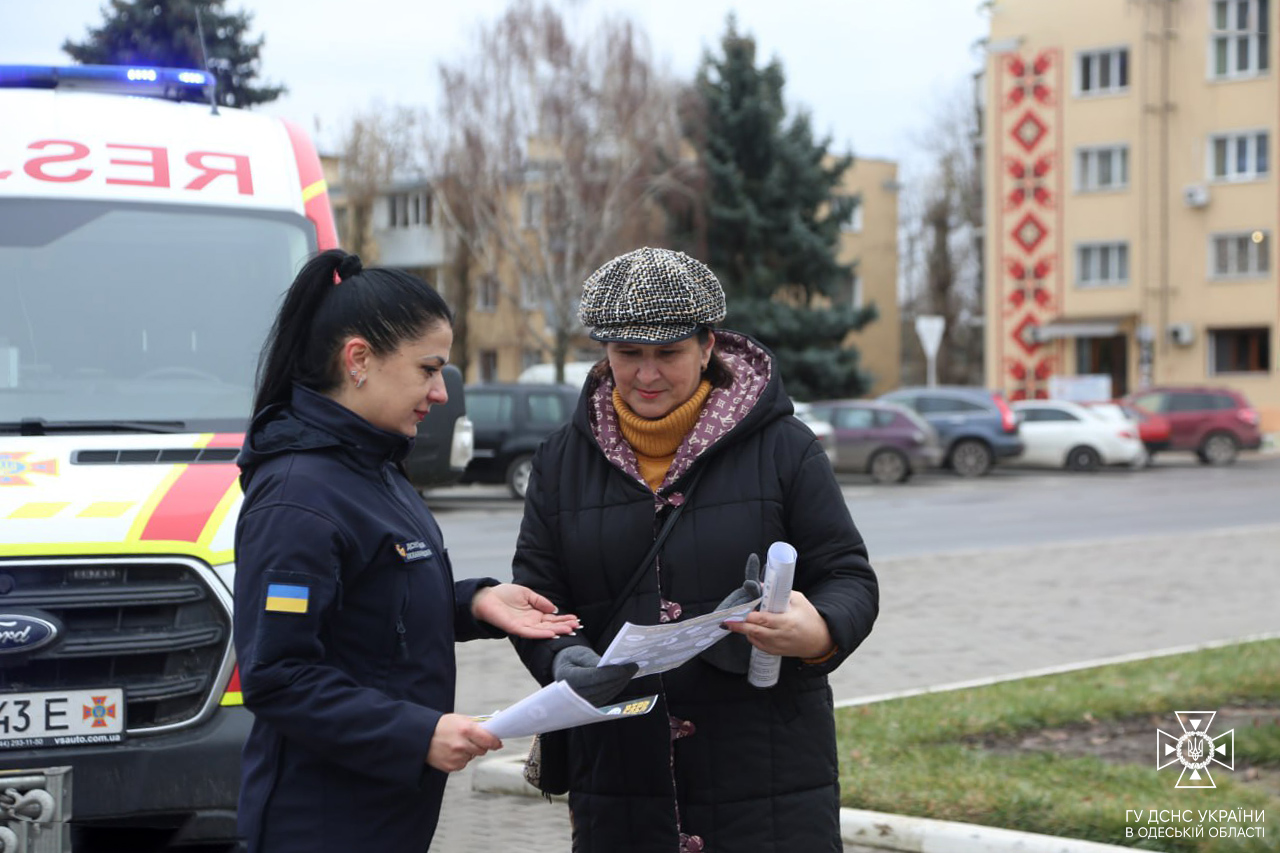 "Прикрашай ялинку безпечно!": в Ізмаїлі патрульні поліцейські та рятувальники спільно провели акцію