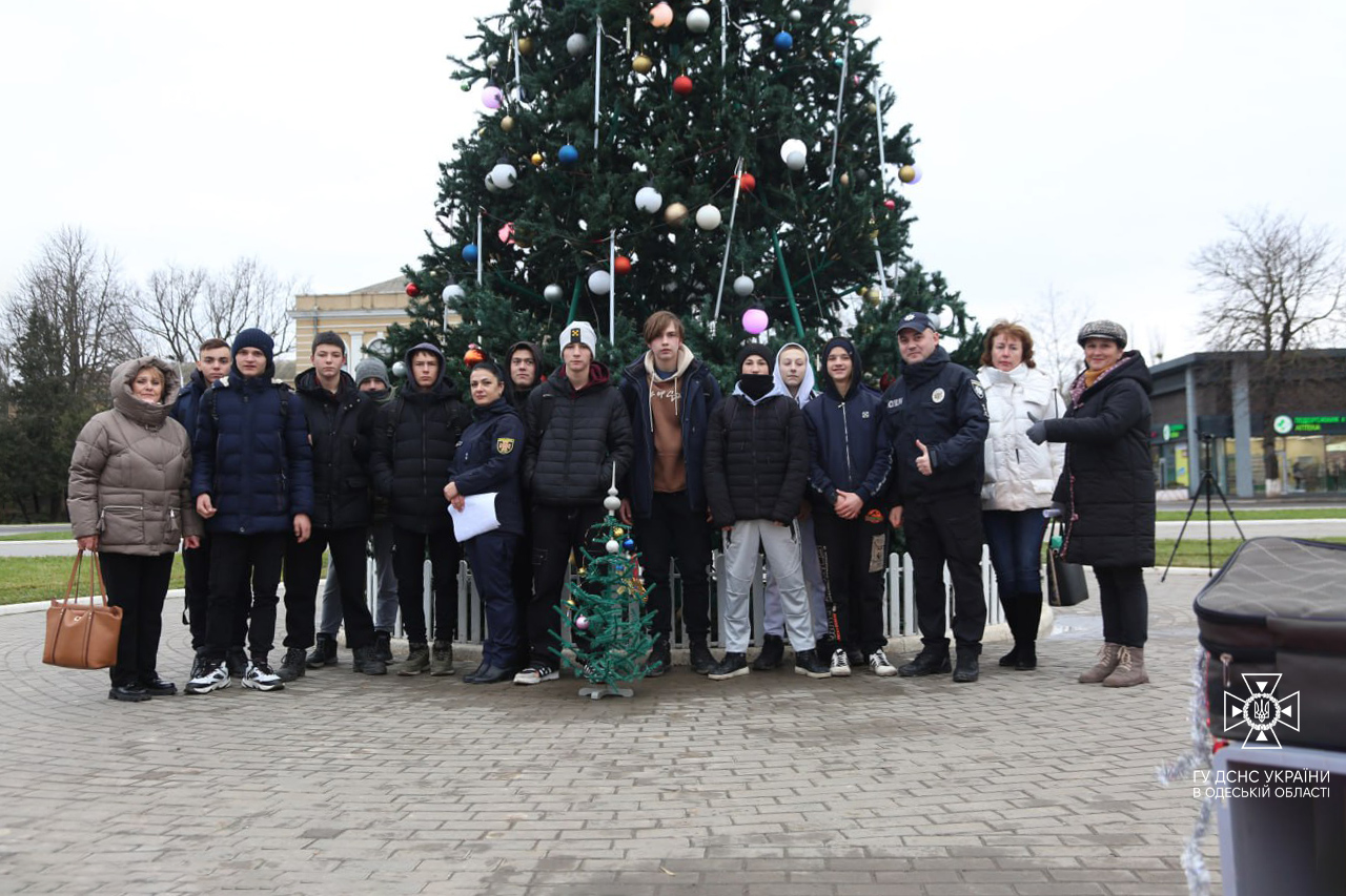 "Прикрашай ялинку безпечно!": в Ізмаїлі патрульні поліцейські та рятувальники спільно провели акцію