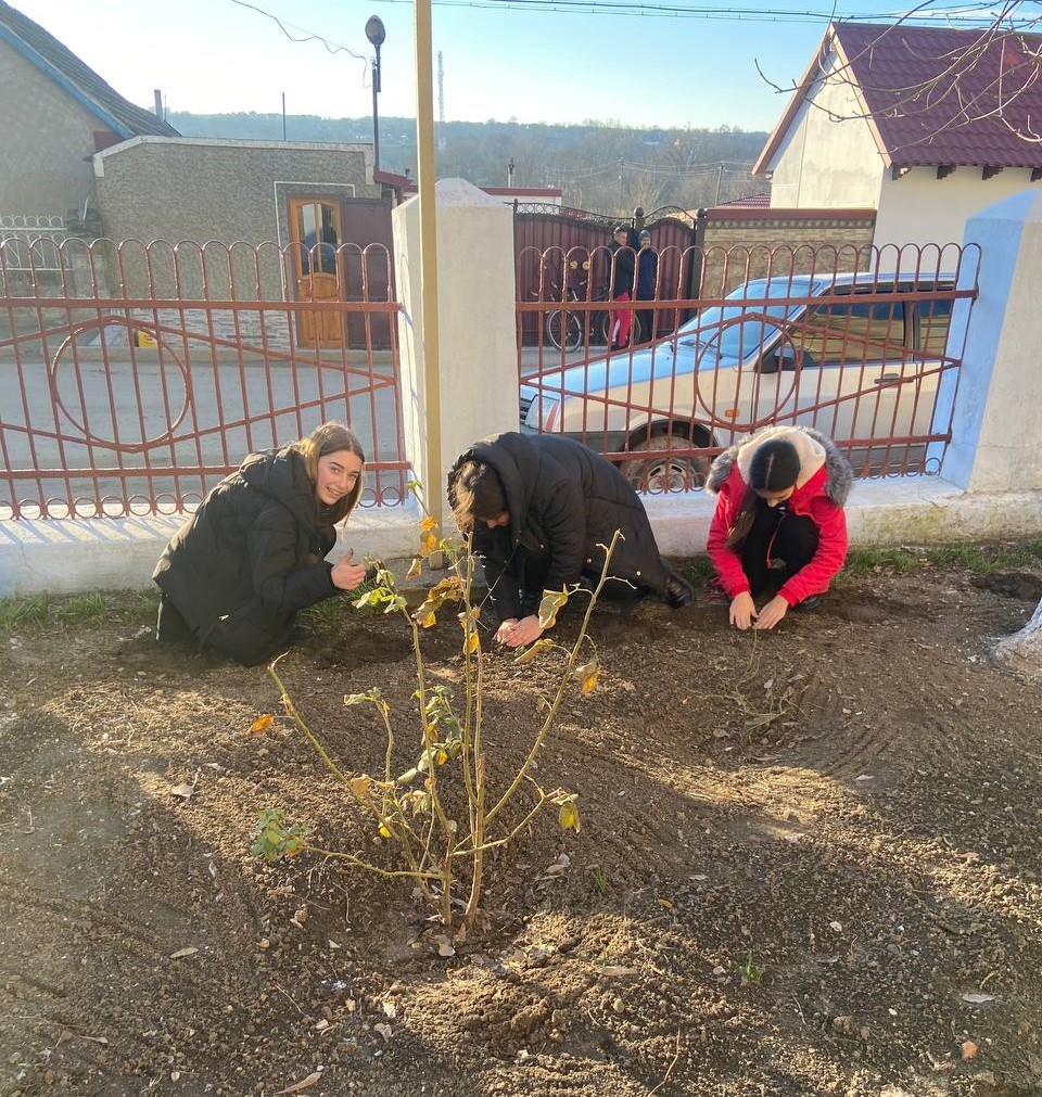 Школярі з села Городнє отримали кілька сотень квіткових цибулин завдяки благодійному проєкту