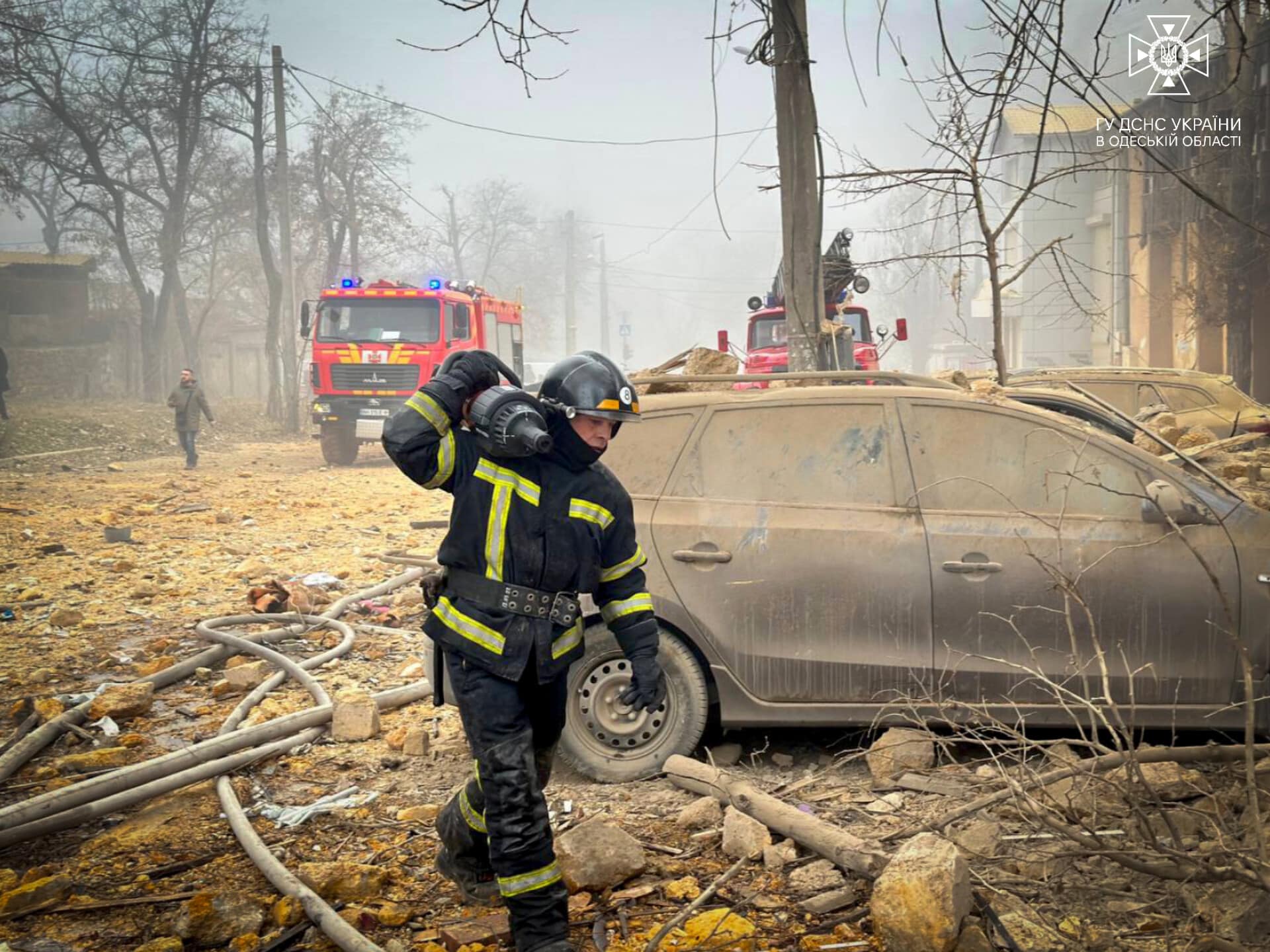 В Одесі рятувальники під завалами знайшли тіло жінки, а поліцейські продовжують документувати наслідки ворожої атаки