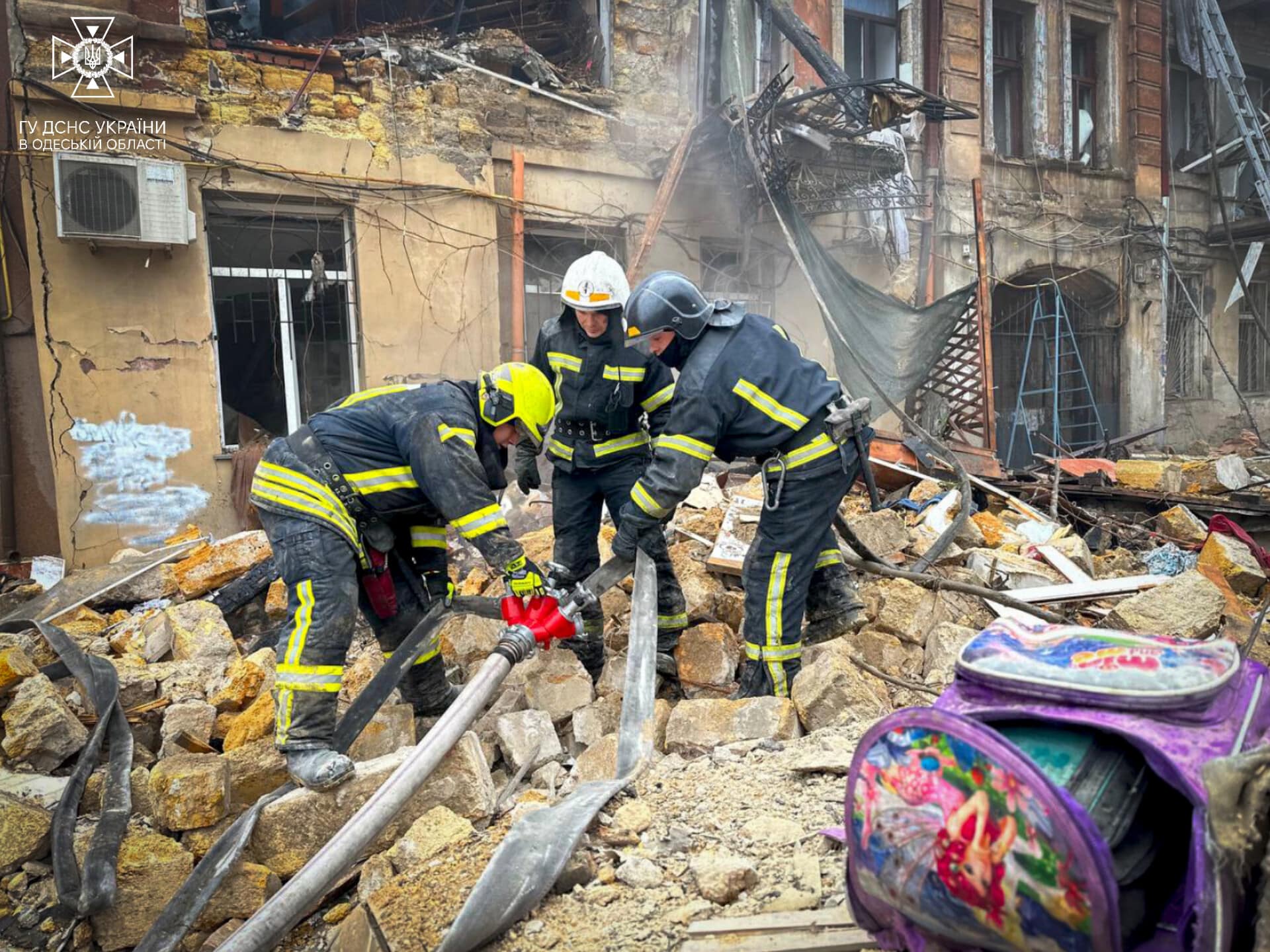 В Одесі рятувальники під завалами знайшли тіло жінки, а поліцейські продовжують документувати наслідки ворожої атаки