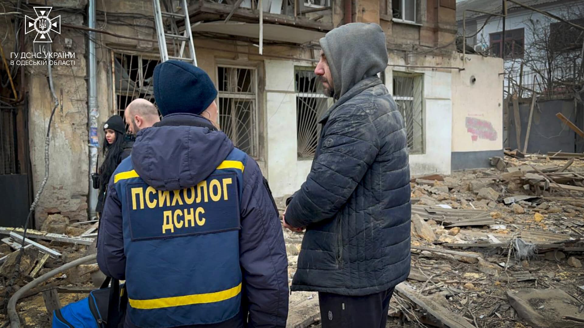 В Одесі рятувальники під завалами знайшли тіло жінки, а поліцейські продовжують документувати наслідки ворожої атаки