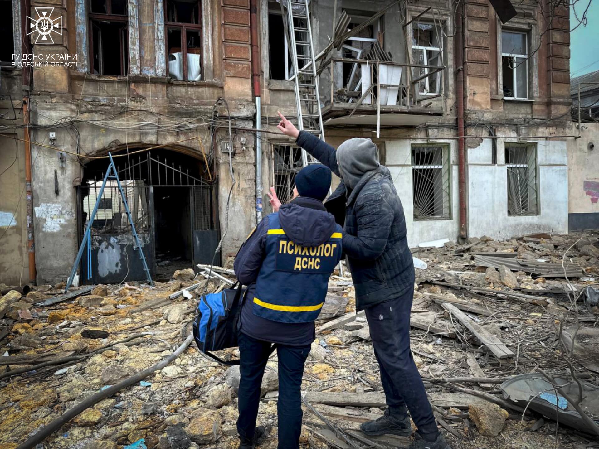 В Одесі рятувальники під завалами знайшли тіло жінки, а поліцейські продовжують документувати наслідки ворожої атаки