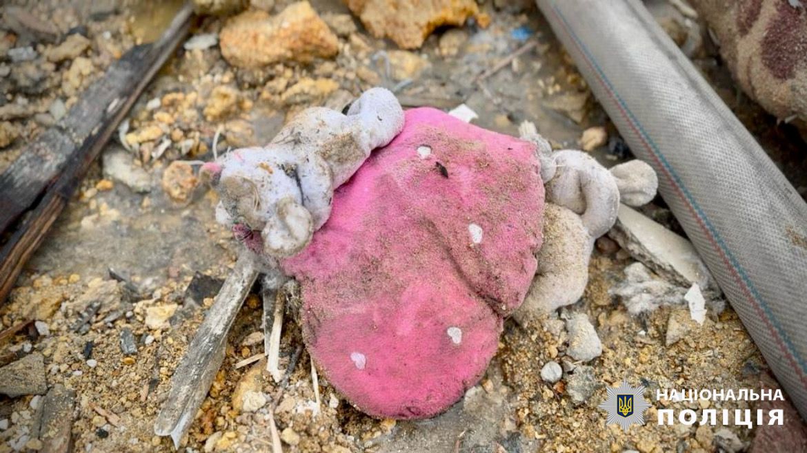 В Одесі рятувальники під завалами знайшли тіло жінки, а поліцейські продовжують документувати наслідки ворожої атаки