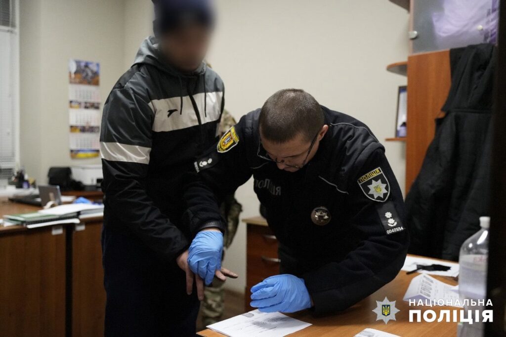 Выдавали себя за должностных лиц Службы безопасности и военкомата: в Одесской области задержали рэкетиров, которые "выбивали" деньги с ухилянцев