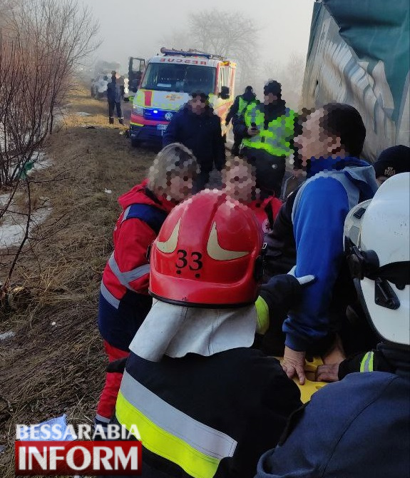 Очередная авария с участием фур на трассе Одесса-Рени: одного из водителей доставали спасатели. Движение транспорта затруднено