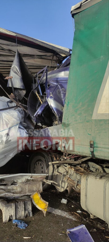 Очередная авария с участием фур на трассе Одесса-Рени: одного из водителей доставали спасатели. Движение транспорта затруднено
