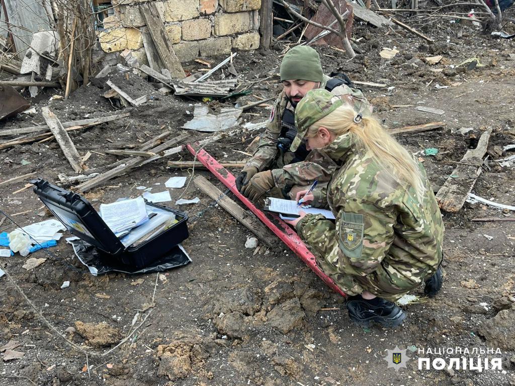 В Одесі рятувальники під завалами знайшли тіло жінки, а поліцейські продовжують документувати наслідки ворожої атаки