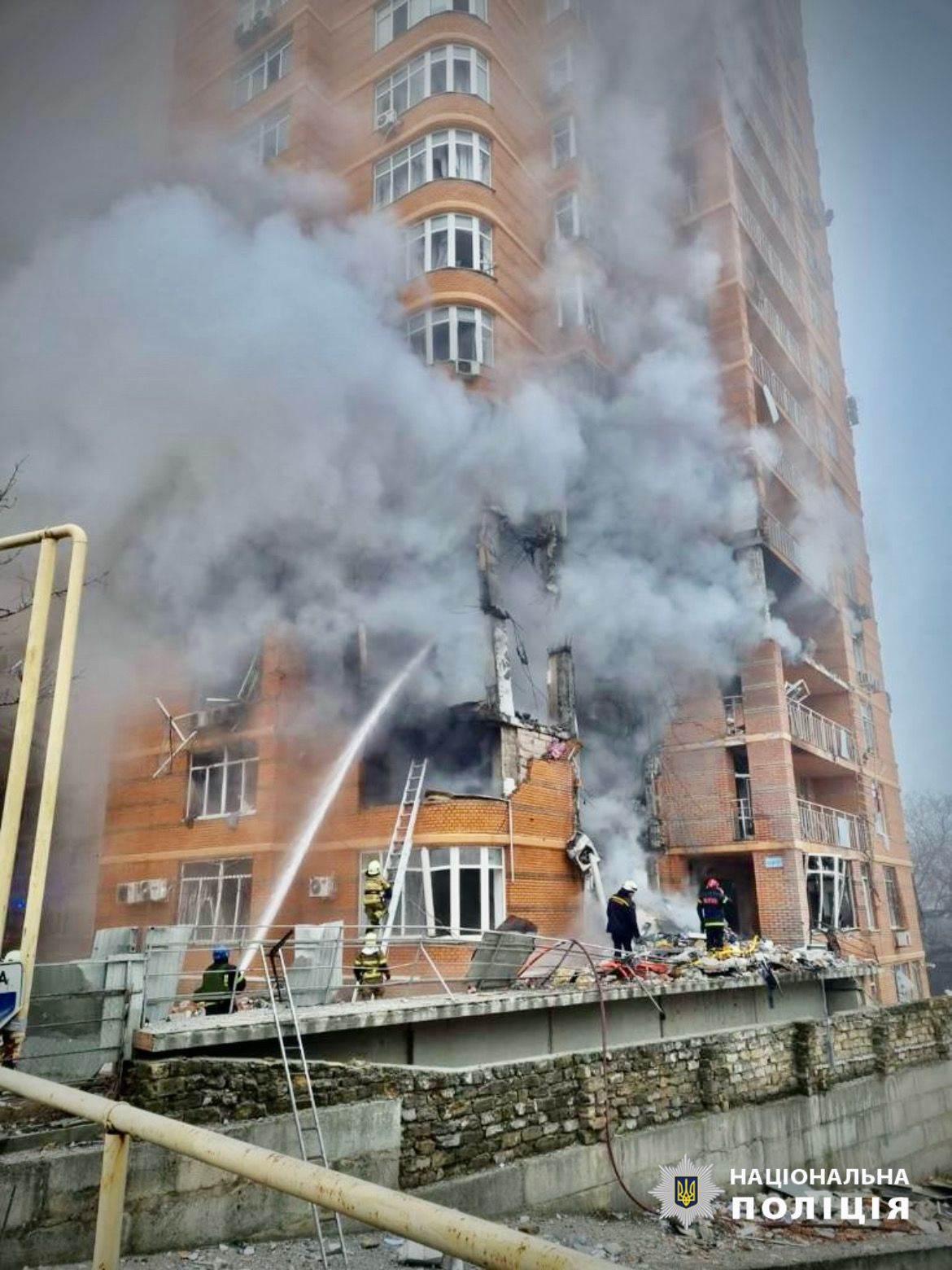 В Одесі рятувальники під завалами знайшли тіло жінки, а поліцейські продовжують документувати наслідки ворожої атаки