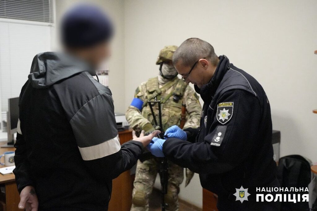Выдавали себя за должностных лиц Службы безопасности и военкомата: в Одесской области задержали рэкетиров, которые "выбивали" деньги с ухилянцев