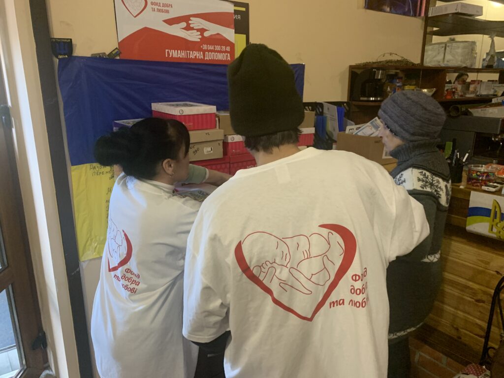 Волонтери "Фонду Добра та Любові" відправили захисникам на передову з Аккерману сто посилок зі смаколиками