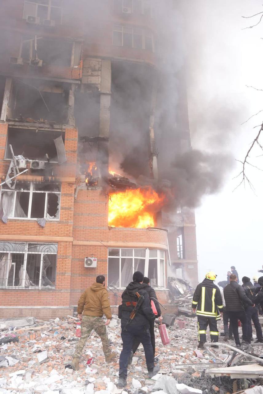 Наслідки влучань у багатоповерхівці в Одесі - вогонь подекуди палає й досі
