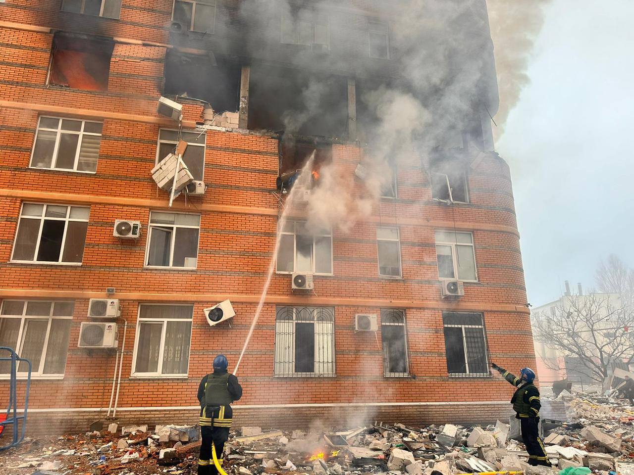 Последствия попаданий в многоэтажке в Одессе - огонь кое-где пылает до сих пор