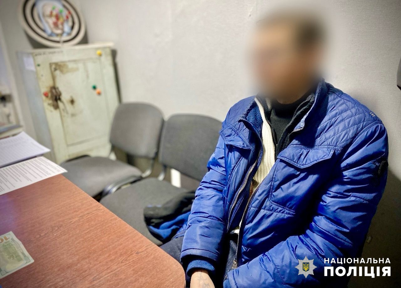 Здійснив крадіжку та «пхав» хабаря поліцейському: на Одещині затримали місцевого мешканця