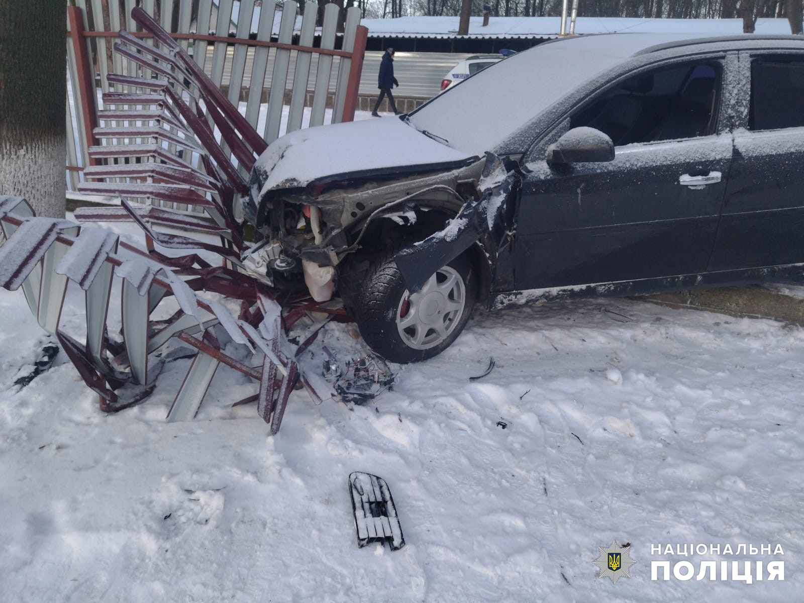 На Одещині знайшли перекинутий на бік автомобіль, ще одне авто «знесло» паркан музею